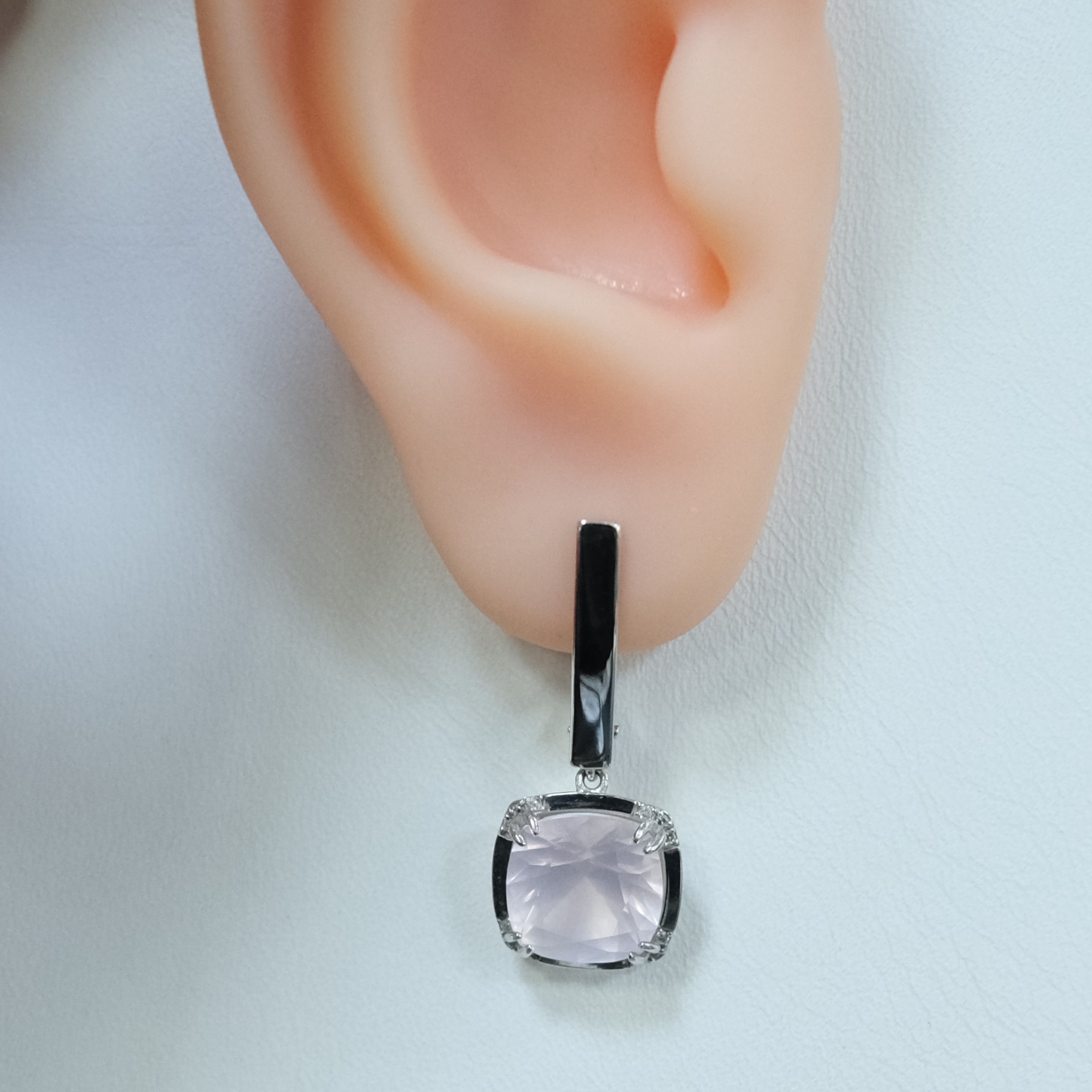 Серьги из белого золота с розовым кварцем